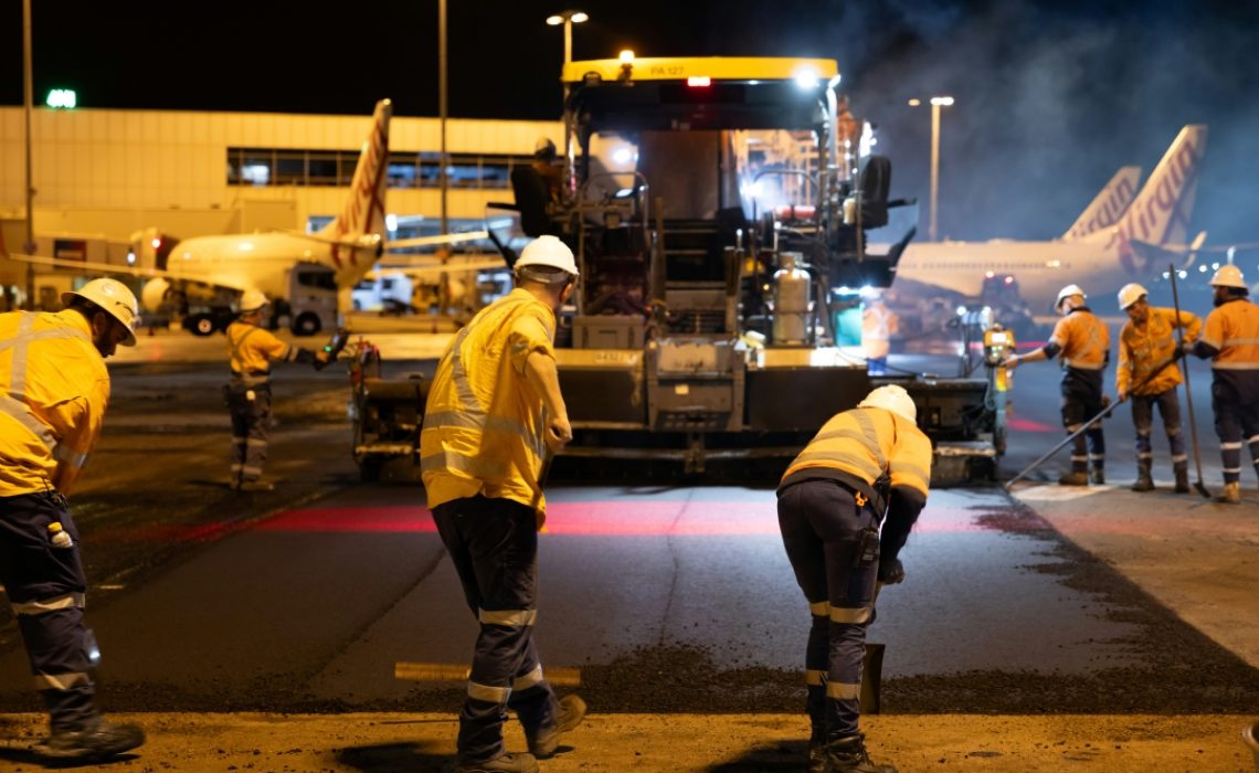 airport_workers_hivis